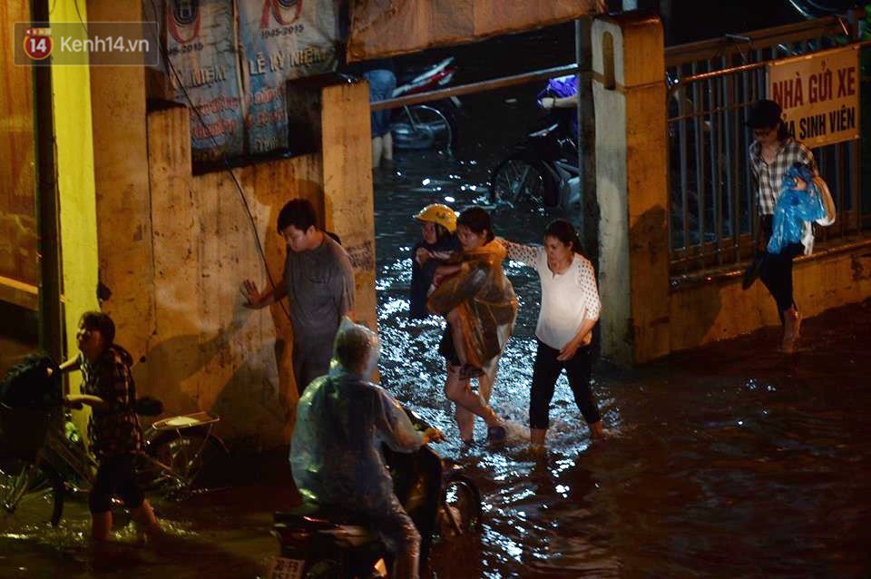 Chùm ảnh: Giao thông qua đường Nguyễn Trãi tê liệt sau cơn mưa lớn như trút nước tối 12/5